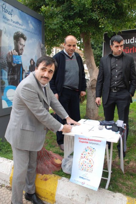 Memur-Sen İskenderun'da kılık kıyafet özgürlüğü için imza standı açtı