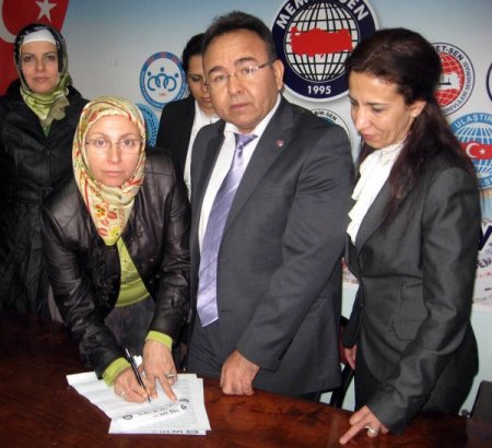 Memur-Sen kamuda başörtüsü yasağına karşı imza kampanyası başlattı