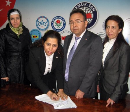 Memur-Sen kamuda başörtüsü yasağına karşı imza kampanyası başlattı