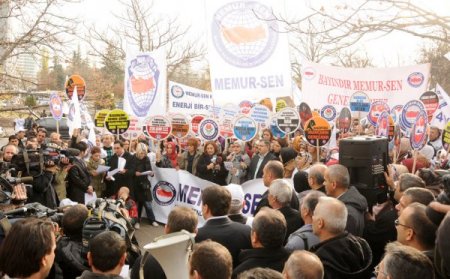 Memur-Sen'den başörtüsü yasağının kaldırılması için TBMM önünde eylem