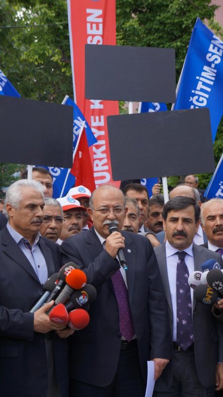 Memur Zammına Siyah Pankartlı Tepki