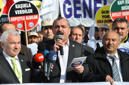 Memurdan tencereli, kuru soğanlı ve ekmekli protesto
