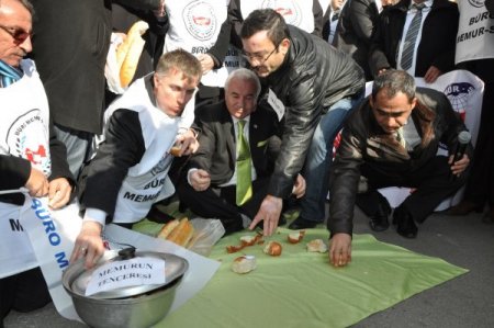 Memurdan tencereli, kuru soğanlı ve ekmekli protesto