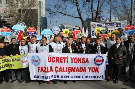 Memurdan tencereli, kuru soğanlı ve ekmekli protesto
