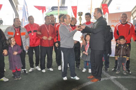 Memurlar, futbol turnuvasında stres attı