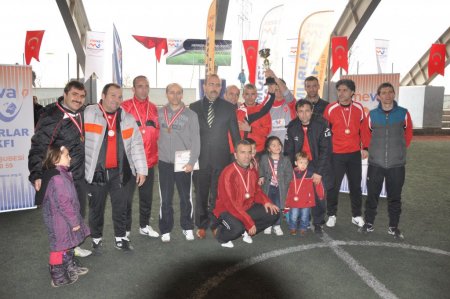 Memurlar, futbol turnuvasında stres attı