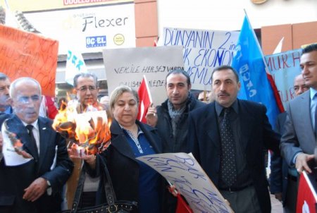 Memurlar fazla mesai ücretlerinin kaldırılmasını bordro yakarak protesto etti