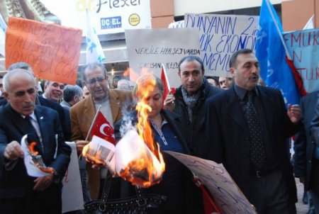 Memurlar fazla mesai ücretlerinin kaldırılmasını bordro yakarak protesto etti