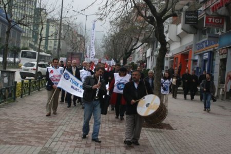 Memurlar iş bırakıhp davul zurnayla halay çekti