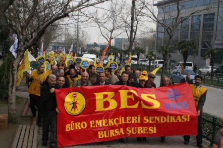 Memurlar iş bırakıhp davul zurnayla halay çekti