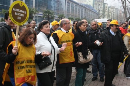 Memurlar iş bırakıhp davul zurnayla halay çekti