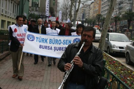 Memurlar iş bırakıhp davul zurnayla halay çekti