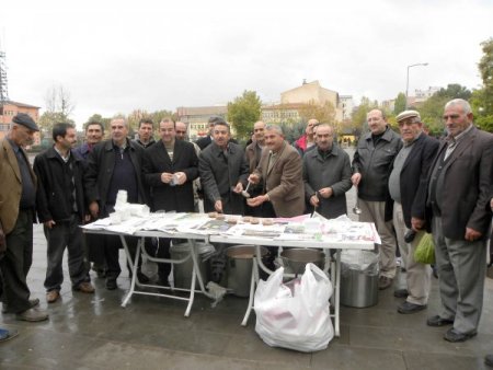 Memurlardan halka aşure ikramı