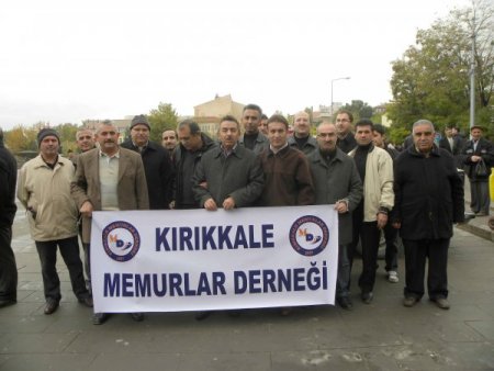 Memurlardan halka aşure ikramı