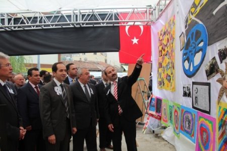 Menderes İlköğretim Okulu'ndan “Bir Kahraman Doğdu; Atatürk” Sergisi