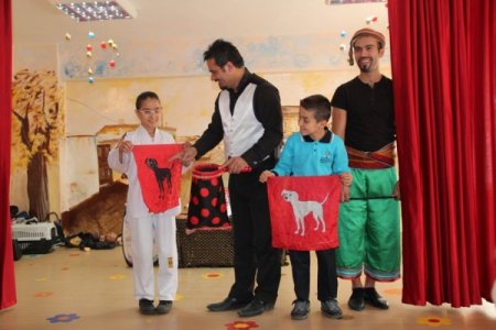 Menderes Koleji öğrencileri, Afacan Çocuk Tiyatrosu ile moral buldu