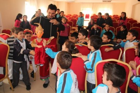 Menderes Koleji öğrencileri, Afacan Çocuk Tiyatrosu ile moral buldu