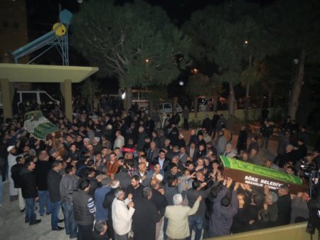 Menderes Nehri'nde boğulan anne baba ile çocukları toprağa verildi