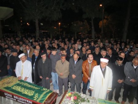 Menderes Nehri'nde boğulan anne baba ile çocukları toprağa verildi