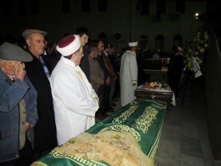 Menderes Nehri'nde boğulan anne baba ile çocukları toprağa verildi