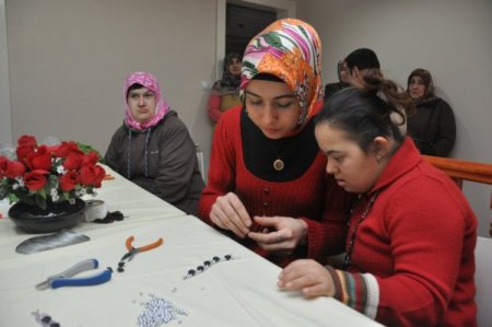 Mental Ve Down Sendromlu Gençlere Takı Tasarım Kursu