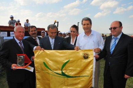 Mera Islahında Başarılı Olan Köy Altın Bayrak İle Ödüllendirildi