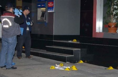 Meraklı Gençlerin Banka Önünde Kurcaladığı Paket Bomba Çıktı