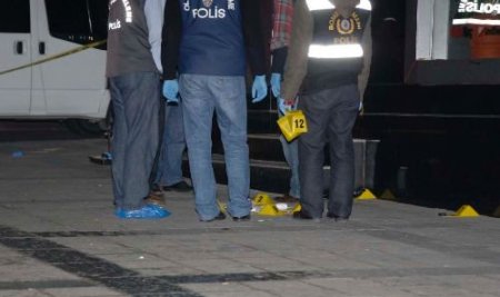 Meraklı Gençlerin Banka Önünde Kurcaladığı Paket Bomba Çıktı