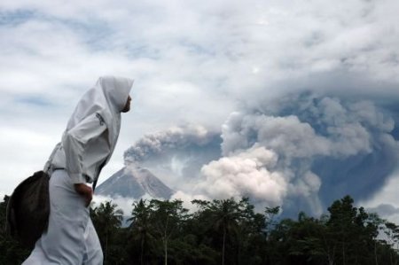 Merapi Yanardağı Yeniden Püskürmeye Başladı
