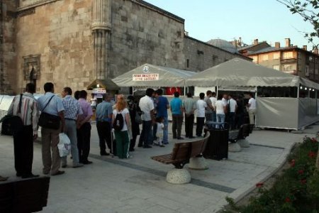 Merhum Gazeteci İsmail Güneş'in Eşi İftar Çadırında Yemek Verdi