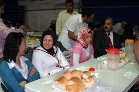 Merhum Gazeteci İsmail Güneş'in Eşi İftar Çadırında Yemek Verdi