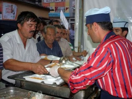 Merhum Gazeteci İsmail Güneş'in Eşi İftar Çadırında Yemek Verdi