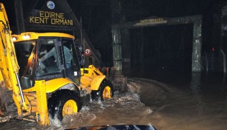 Meriç Nehri Taşmaya Başladı, Karaağaç Yolu Sular Altında Kaldı