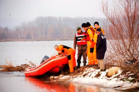 Meriç Nehri’nde Donmak Üzere Olan Kaçakları Jandarma Kurtardı