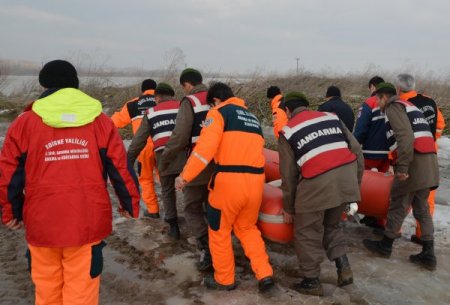 Meriç Nehri’nde Donmak Üzere Olan Kaçakları Jandarma Kurtardı
