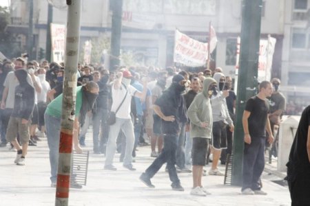 Merkel, Atina'da Yunanistan'a umut verdi