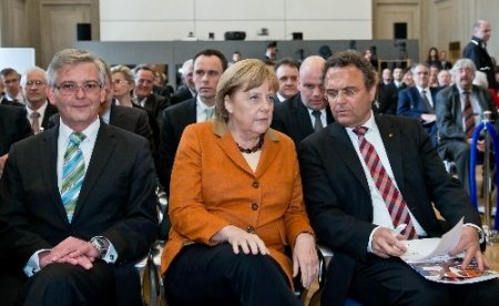 Merkel'den 'ırkçılık' uyarısı