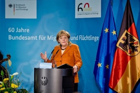 Merkel'den 'ırkçılık' uyarısı