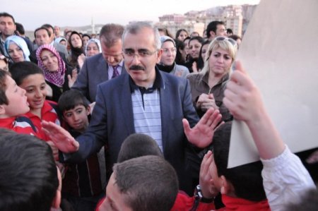 Merkeze Alınan Mardin Valisi Duruer'e Sloganlı Karşılama