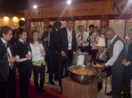 Mermer Fuarında Özbek Pilavı Dağıtıldı