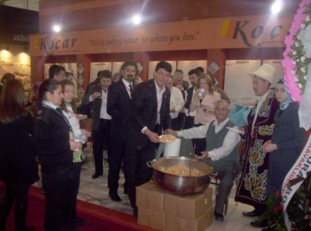 Mermer Fuarında Özbek Pilavı Dağıtıldı