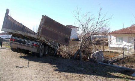 Mermer yüklü kamyon devrildi: Sürücü hayatını kaybetti