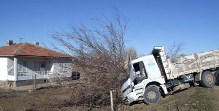 Mermer yüklü kamyon devrildi: Sürücü hayatını kaybetti