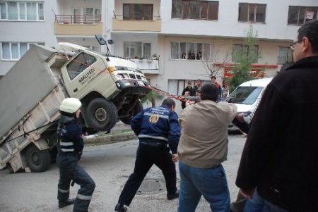Mermer Yüklü Kamyonet Şaha Kalktı, Sürücü Korkulu Anlar Yaşadı