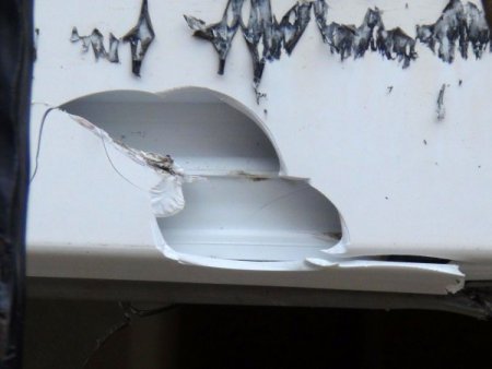 Mermi isabet eden sağlık ocağının hemen yanında okul var