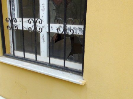 Mermi isabet eden sağlık ocağının hemen yanında okul var