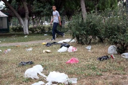 Mersin Atatürk Parkı'nda Çöp Yığınları Arasında Piknik Yapılıyor