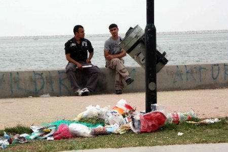 Mersin Atatürk Parkı'nda Çöp Yığınları Arasında Piknik Yapılıyor