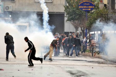 Mersin 'De Nevruz Mitingi Sonrası Göstericiler Polise Saldırdı