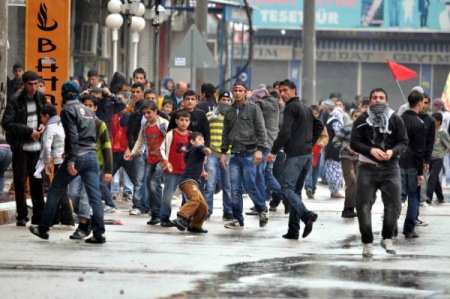 Mersin 'De Nevruz Mitingi Sonrası Göstericiler Polise Saldırdı